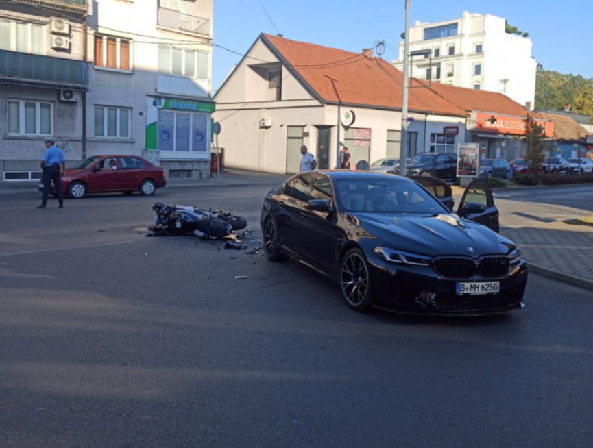 ЗВОРНИК, 10. АВГУСТА /СРНА/ - Два лица су повријеђена у саобраћајној незгоди на магистралном путу Зворник-Бијељина у мјесту Пилица, саопштено је данас из зворничке Полицијске управе.