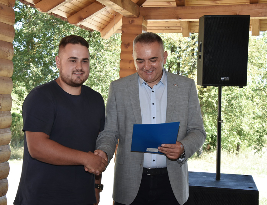 BANJA LUKA, AUGUST 10 /SRNA/ - The Prime Minister of Republika Srpska Savo Minić handed over decisions today on Manjača to beneficiaries who met the conditions and qualified for support for the procurement of "Belarus" tractors.
