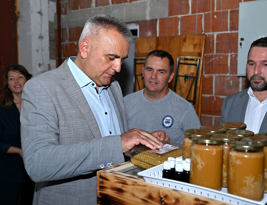 БАЊАЛУКА, 10. АВГУСТА /СРНА/ - Предсједник Владе Републике Српске Саво Минић истакао је да Центар за развој пољопривреде и села на Мањачи, надомак Бањалуке, постаје мјесто знања и очувања домаће производње и има огроман потенцијал да буде још снажнији ослонац развоју пољопривреде и очувању села.