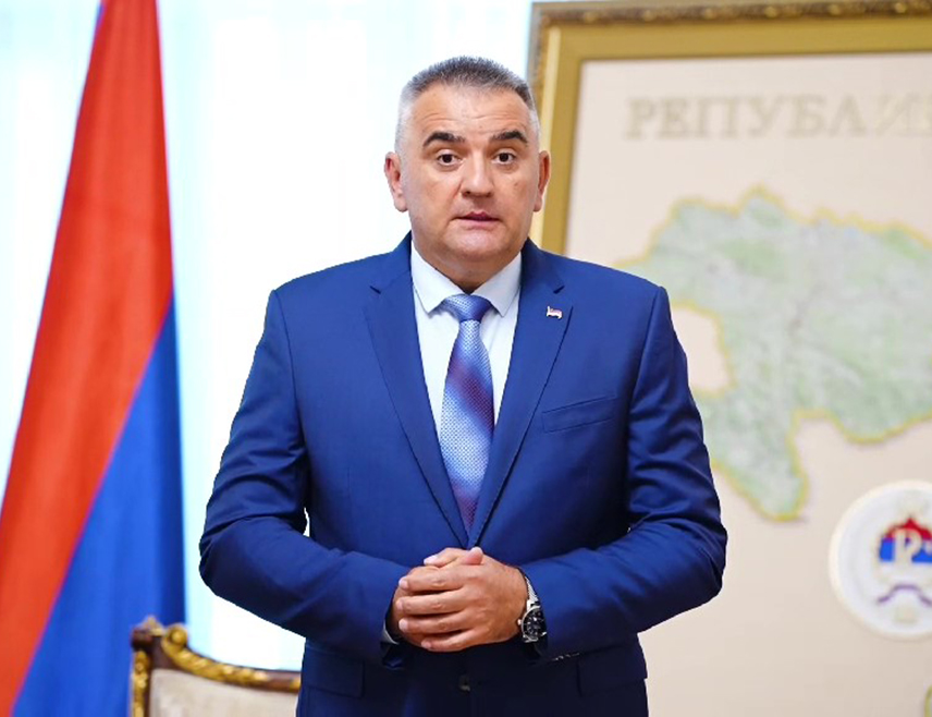 БАЊАЛУКА, 10. АВГУСТА /СРНА/ - Влада Републике Српске обезбиједиће финансијску подршку родитељима дјеце прве тријаде за око 600 ученика који иду у приватни продужени боравак, а која, због недовољних капацитета за организовање продуженог боравка у основним школама, користе услугу продуженог боравка у приватним предшколским установама, саопштио је премијер Српске Саво Минић.
