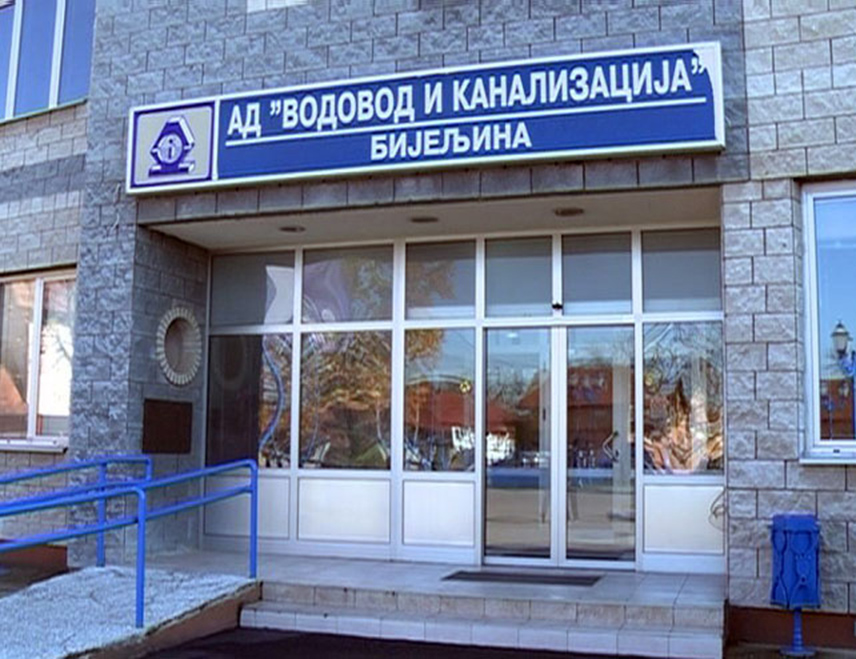БИЈЕЉИНА, 11. АВГУСТА /СРНА/ - На транспортном цјевоводу у Бијељини јутрос се догодила нова хаварија због чега су грађани шест насеља без снабдијевања водом.