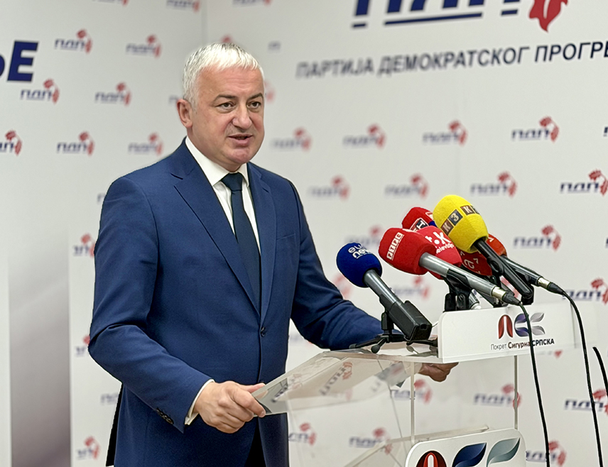 САРАЈЕВО, 11. АВГУСТА /СРНА/ - Члан Главног одбора ПДП-а Бранислав Бореновић рекао је да је лидер Листе за правду и ред Небојша Вукановић највећа штеточина и да годинама разваљује опозицију у Републици Српској.