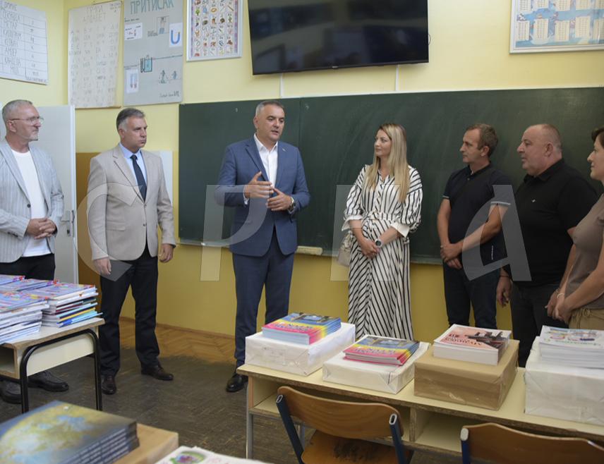 БАЊАЛУКА, 11. АВГУСТА /СРНА/ - Предсједник Владе Републике Српске Саво Минић и министар просвјете и културе Српске Боривоје Голубовић уручили су бесплатне уџбенике за ученике Основне школе /ОШ/ "Станко Ракита" у бањалучком насељу Врбања.