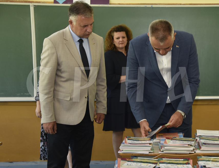 БАЊАЛУКА, 11. АВГУСТА /СРНА/ - Министар просвјете и културе Републике Српске Боривоје Голубовић најавио је наставак бројних улагања Владе Српске у васпитно-образовни систем, те истакао да ће подјела бесплатних уџбеника, чији је један дио данас уручио са премијером Српске Савом Минићем у Основној школи /ОШ/ "Станко Ракита" у бањалучком насељу Врбања, бити завршена до 1. септембра.