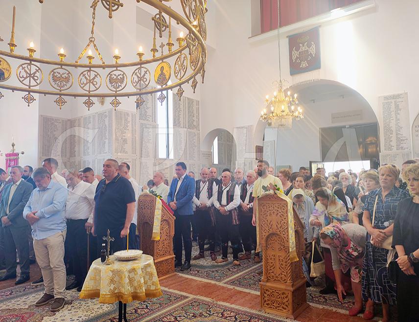 СОКОЛАЦ, 11. АВГУСТА /СРНА/ - Манастир Светог великомученика Георгија на Равној Романији мјесто је окупљања, слоге и јединства, поручено је са духовно-културне манифестације "Теби, горо Романијо", чији је циљ очување традиције народа Сарајевско-романијске регије.