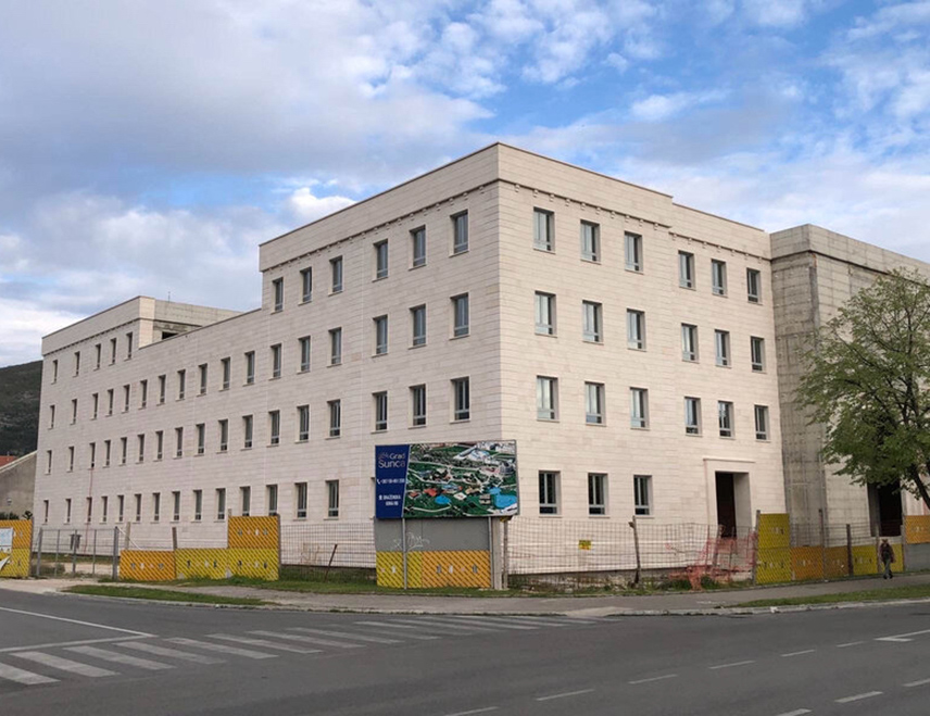 ТРЕБИЊЕ, 11. АВГУСТА /СРНА/ - Изградња нове зграде Гимназије у Требињу реализује се планираном динамиком, у партнерству са Владом Републике Српске, која је за ту намјену обезбиједила четири милиона КМ, а преостала средства обезбјеђује град Требиње.