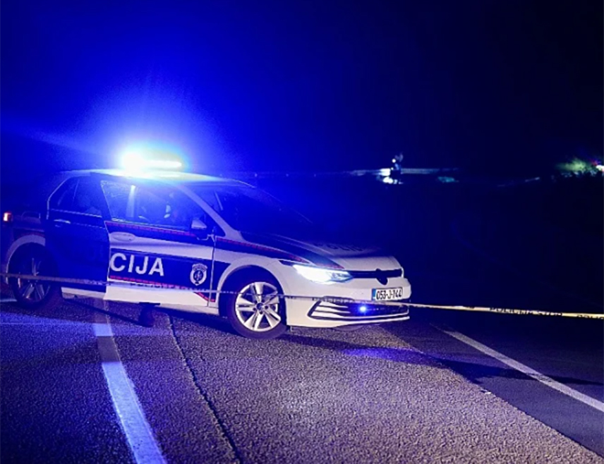 САРАЈЕВО , 11. АВГУСТА /СРНА/ - Једна особа погинула је вечерас, а три су повријеђене када је мотоцикл ударио у групу пјешака у Хаџићима.