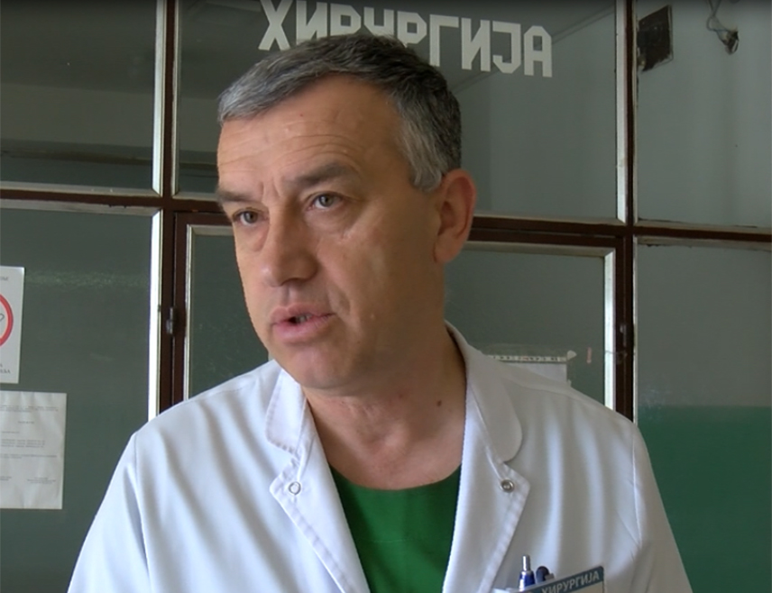 БЕОГРАД, 12. АВГУСТА /СРНА/ - Ненад Рашковић из села Дрен код Зубиног Потока, кога су претукли припадници такозване косовске полиције, има бројне повреде, контузију главе, повреде грудног коша, прелом деветог ребра, повишен крвни притисак и јаку психичку трауму, изјавио је директор Клиничко- болничког центра у Северној Митровици Златан Елек.