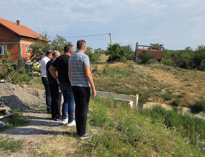 ЗВОРНИК, 12. АВГУСТА /СРНА/ - Градоначелник Зворника Бојан Ивановић и представници Јавне установе "Воде Српске" обишли су данас клизиште у мјесној заједници Брањево, у непосредној близини Дрине, и усагласили да је неопходно уређење обалоутврде на овом дијелу ријеке.