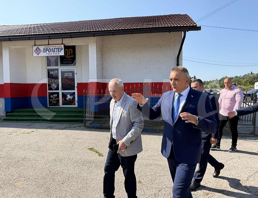 ТЕСЛИЋ, 12. АВГУСТА /СРНА/- Премијер Саво Минић најавио је да ће Влада Републике Српске подржати реконструкцију градског стадиона Фудбалског клуба /ФК/ "Пролетер" у Теслићу, јер су овакви спортски колективи оаза здравог живота и витешке борбе.