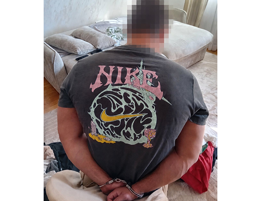 БАЊАЛУКА, 13. АВГУСТА /СРНА/ - Припадници Управе криминалистичке полиције Министарства унутрашњих послова /МУП/ Републике Српске ухапсили су лице чији су иницијали Д.Ц. из Србије за којим је та држава расписала међународну потјерницу због оружаног разбојништва.