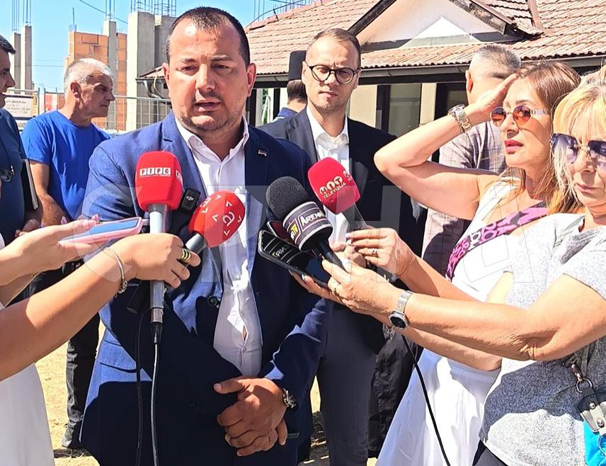 БИЈЕЉИНА, 14. АВГУСТА /СРНА/ - Директор Дјечијег вртића "Чика Јова Змај" у Бијељини  Славиша Вујановић рекао је данас да ће изградњом новог објекта средствима Кабинета предсједника Републике Српске бити обезбјеђен простор за око стотину малишана.