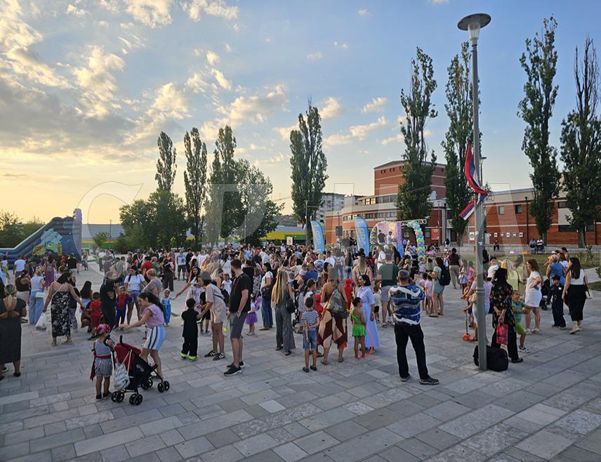 ИСТОЧНО НОВО САРАЈЕВО, 14. АВГУСТА /СРНА/ - Више десетина малишана учествовало је вечерас на традиционалном Дјечијем маскенбалу на Тргу Републике Србије у Источном Новом Сарајеву, који се организује у оквиру манифестације "Љето у Источном Сарајеву".