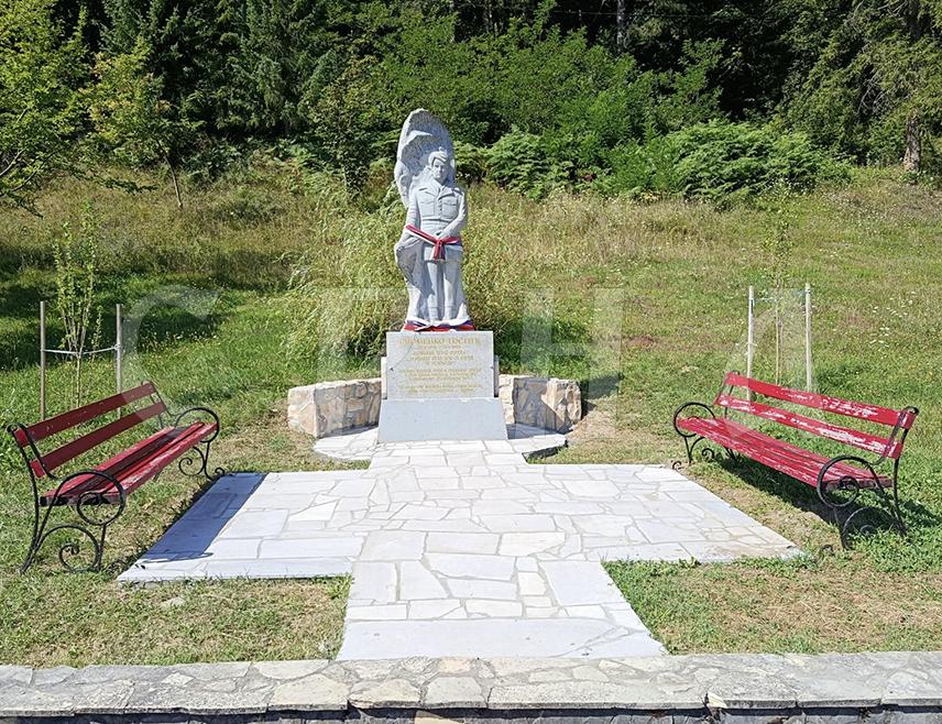 ПЕТРОВО, 15. АВГУСТА /СРНА/ - У Петрову ће данас бити одржана манифестација "Споменкови дани Озрена", током које ће коњари и кочијаши из Републике Српске и Србије симболично одати почаст најмлађем одликованом погинулом борцу Војске Републике Српске Споменку Гостићу, на дан његовог рођења - 15. август.
