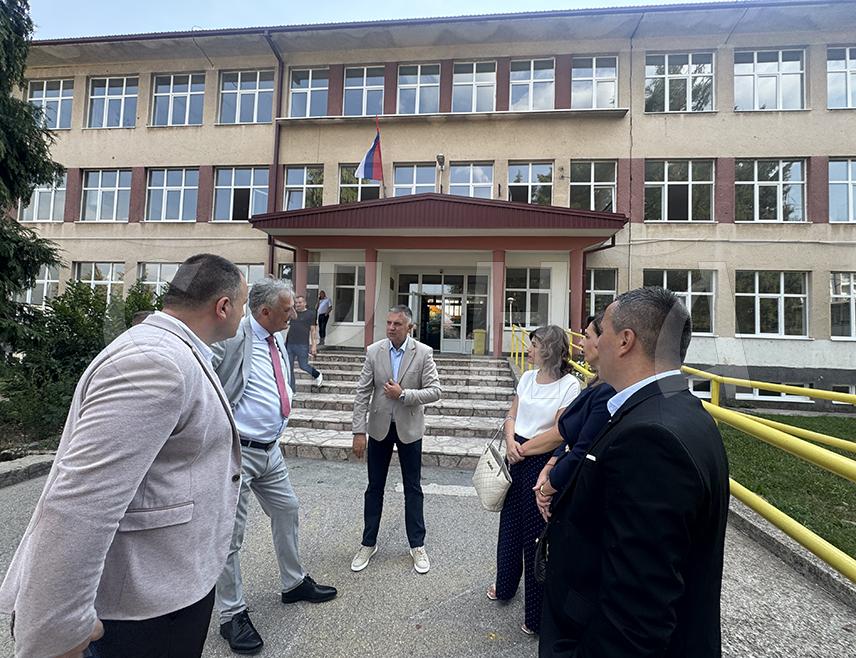 НЕВЕСИЊЕ, 15. АВГУСTА /СРНА/ - Невесињске школе спремно дочекују нову школску годину, радови на згради Основне школе /ОШ/ "Ристо Пророковић" су завршени, а већ у понедјељак, 17. августа, почиње велика реконструкција Средњошколског центра /СШЦ/ "Алекса Шантић" за коју је Влада Републике Српске из буџета издвојила 1,7 милиона КМ.