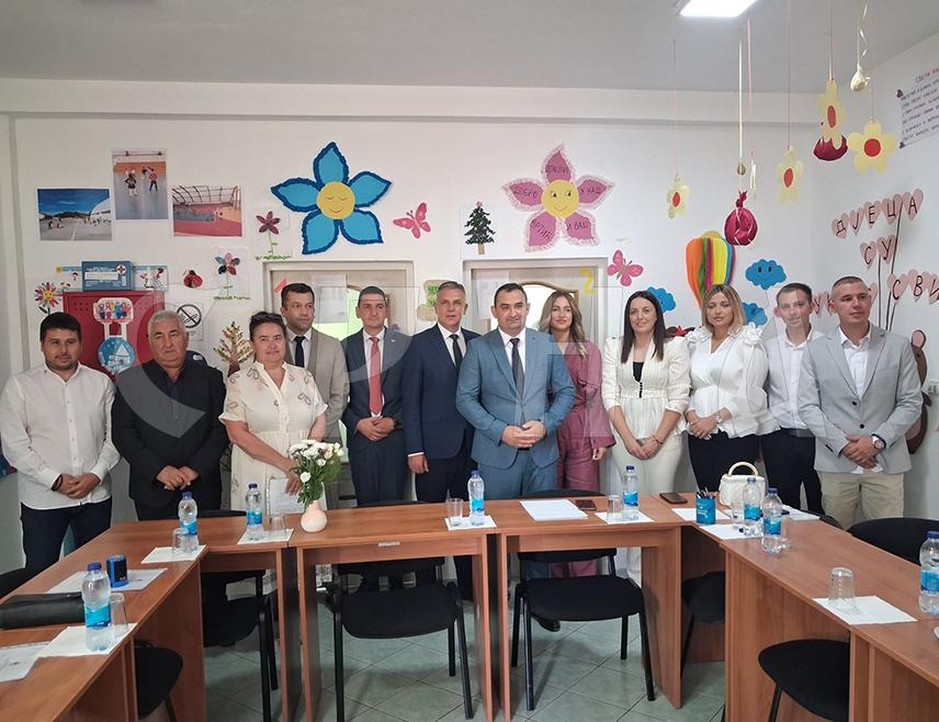 БЕРКОВИЋИ, 17. АВГУСТА /СРНА/ - Влада Републике Српске издвојила је 31.000 КМ за рад вртића у општина Берковићи, а рјешење о додијели средстава данас је уручио министар просвјете и културе Боривоје Голубовић.
