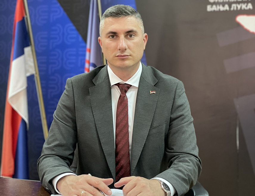 ПАЛЕ, 17. АВГУСТА /СРНА/ - Послодавци у Републици Српској све више траже нове раднике, за седам мјесеци републичком Заводу за запошљавање пријавили су да им недостаје 6.553 запослених, што је за 1.019 лица или 18,4 одсто више него у истом периоду лани.