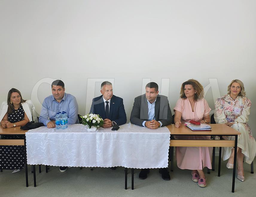 ИСТОЧНО НОВО САРАЈЕВО, 17. АВГУСТА /СРНА/ - Све је спремно за почетак нове школске године у Републици Српској, гдје ће од септембра у клупама бити око 100 првачића више него лани, док ће укупно основаца бити више од 80.000, речено је на састанку министра просвјете и културе Боривоја Голубовића и представника актива директора основних и средњих школа.