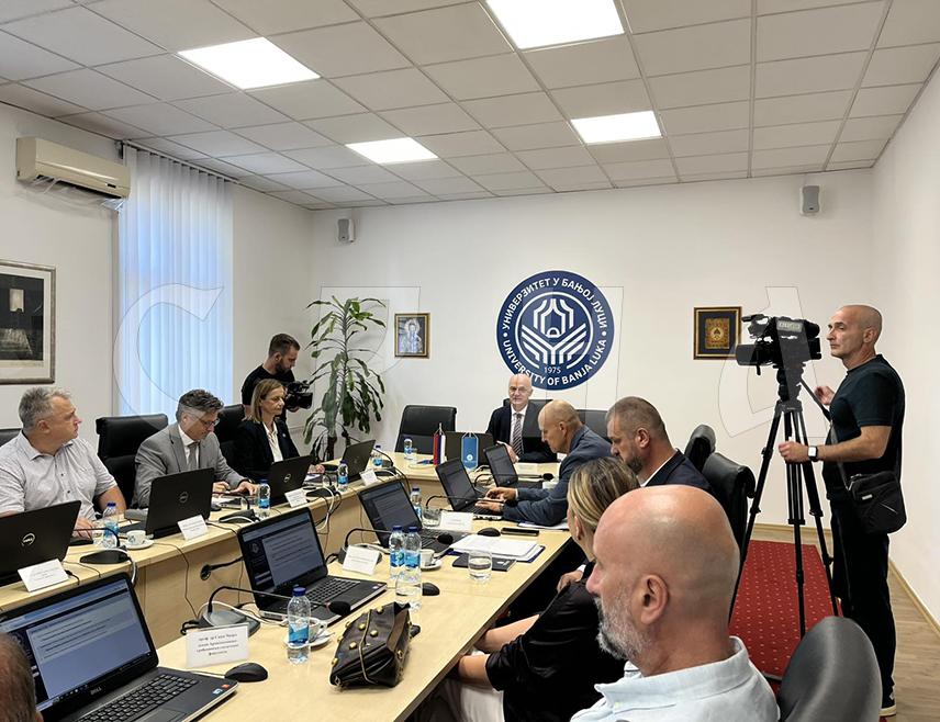 BANJA LUKA, AUGUST 18 /SRNA/ - Dean of the Faculty of Medicine Ranko Škrbić was elected acting rector at today's extraordinary session of the Senate of the University of Banja Luka.