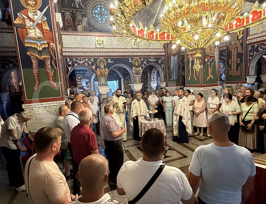 ДОБОЈ, 18. АВГУСТА /СРНА/ - У Спомен-храму Светих апостола Петра и Павла у Добоју вечерас је служено празнично вечерње поводом славе града - Преображења Господњег.