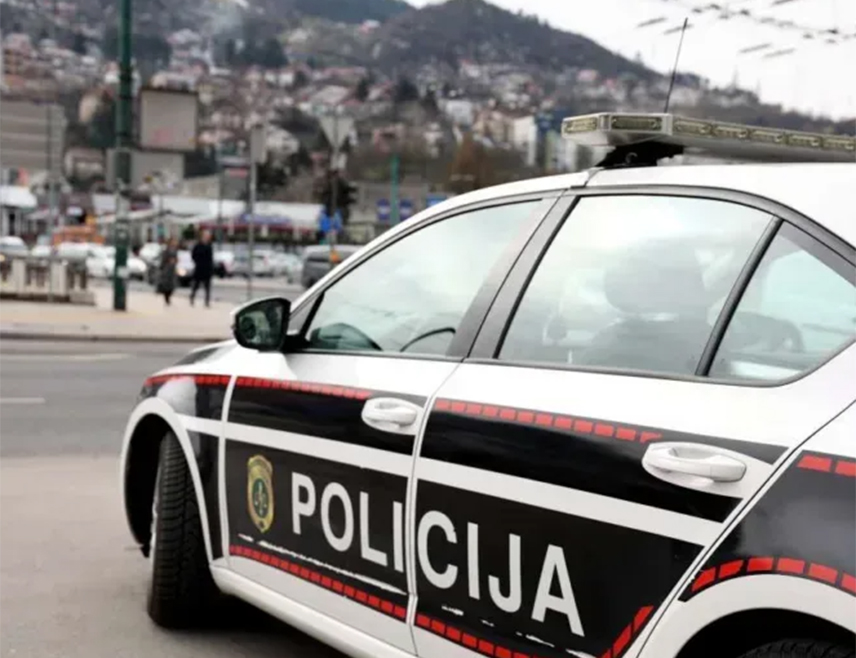 САРАЈЕВО, 19. АВГУСТА /СРНА/ - Полиција у Сарајеву одузела је "бе-ем-ве" од тридесетогодишњег Д. Г. за којег је утвређено да је позитиван на канабис, те да за казне дугује 15.356 КМ и да услуге таски превоза врши без одобрења надлежног органа.
