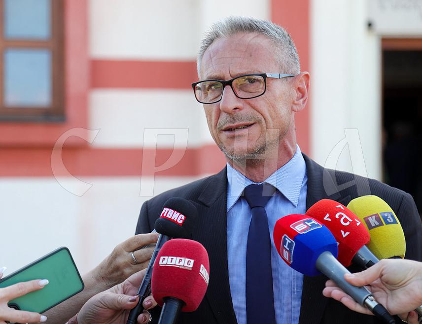 BOSANSKO GRAHOVO, AUGUST 19 /SRNA/ - Republika Srpska Minister of Labor, War Veterans and Disabled Persons' Protection Radan Ostojić today thanked the Serbs living in Bosansko Grahovo, who, he said, face the greatest difficulties, and expressed the readiness of Republika Srpska institutions to provide them with every form of assistance.