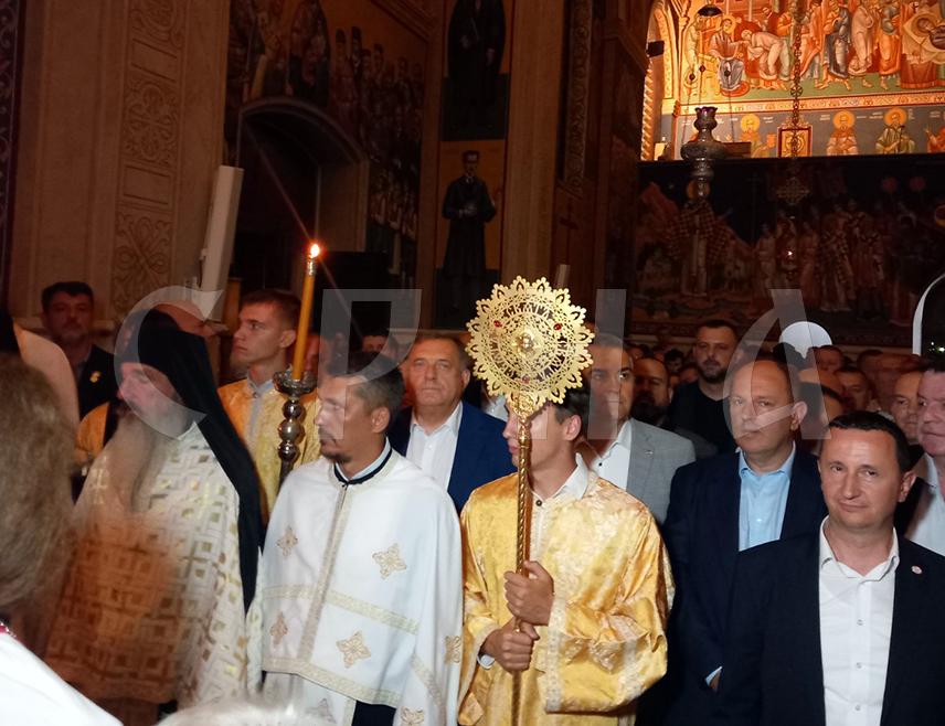 TРЕБИЊЕ, 19. АВГУСТА /СРНА/ - У Tребињу је вечерас испред Саборног храма Преображења Господњег пошла свечана литија у којој је велики број грађана Tребиња и гостију.