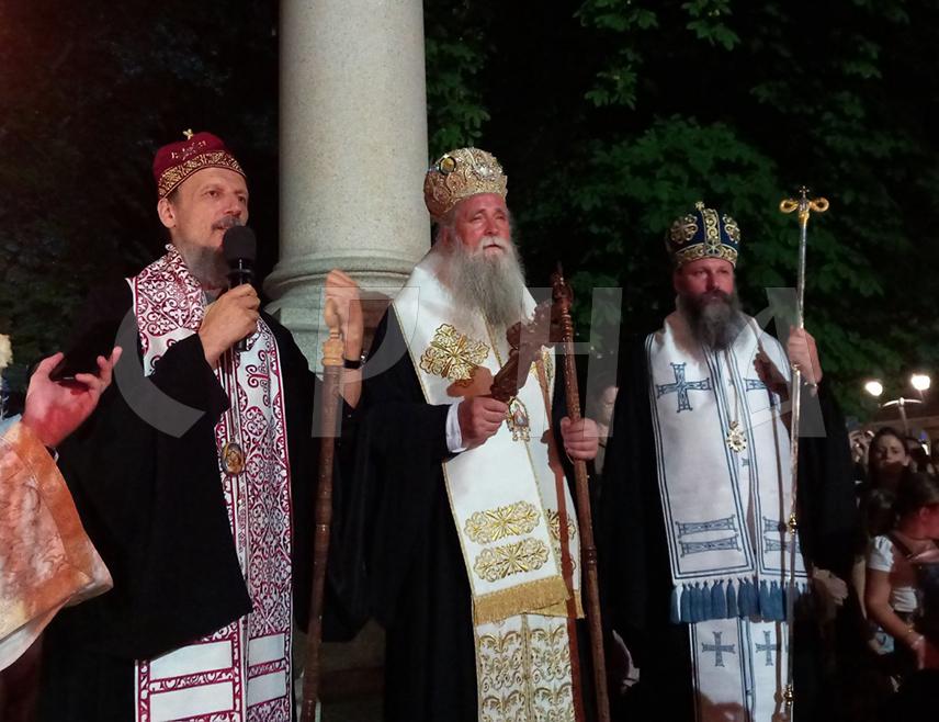 TРЕБИЊЕ, 19. АВГУСТА /СРНА/ - Његово високопреосвештенство митрополит захумско-херцеговачки и приморски Димитрије рекао је да је Христос, као Логос Божији, живот и свјетлост људима, те да, ако је човјеково срце чисто, душа спремна, а воља на располагању, та свјетлост може засијати у људским срцима и довести их до познања Сина Божијег.