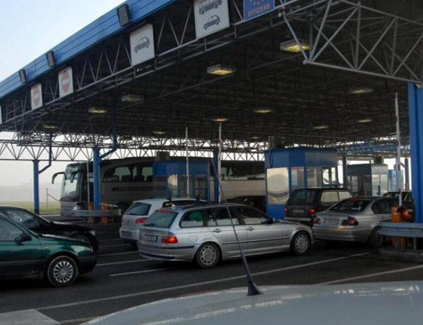 БАЊАЛУКА, 20. АВГУСТА /СРНА/ - Дуге колоне путничких возила чекају на излазу из БиХ према Хрватској на граничним прелазима Изачић, Велика Кладуша и Орашје, саопштено је јутрос из Ауто-мото савеза /АМС/ Републике Српске.