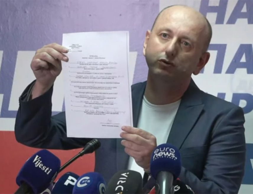 ПОДГОРИЦА, 20. АВГУСТА /СРНА/ - Предсједник Демократске народне партије Милан Кнежевић објавио је на конференцији за новинаре документ за који тврди да показује да је премијер Црне Горе Милојко Спајић припадник Војске Србије.