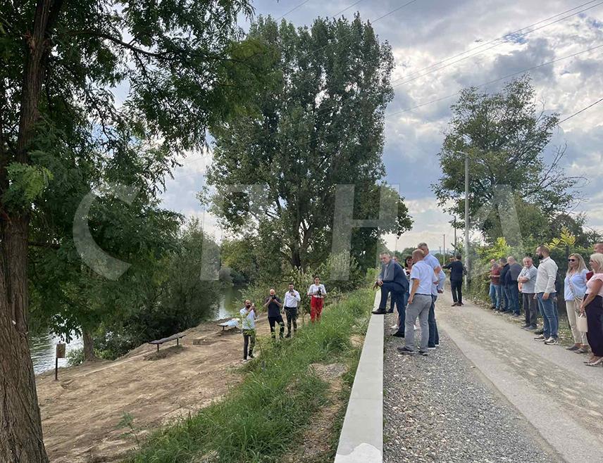 ПРИЈЕДОР, 21. АВГУСТА /СРНА/ - Премијер Републике Српске Саво Минић обишао је данас новоизграђени систем одбране од поплава у насељу Тукови.