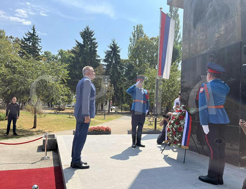 ПРИЈЕДОР, 21. АВГУСТА /СРНА/ - Предсједник Владе Републике Српске Саво Минић стигао је данас у посјету Приједору коју је започео полагањем вијенца на спомен-обиљежје борцима Одбрамбено-отаџбинског рата.