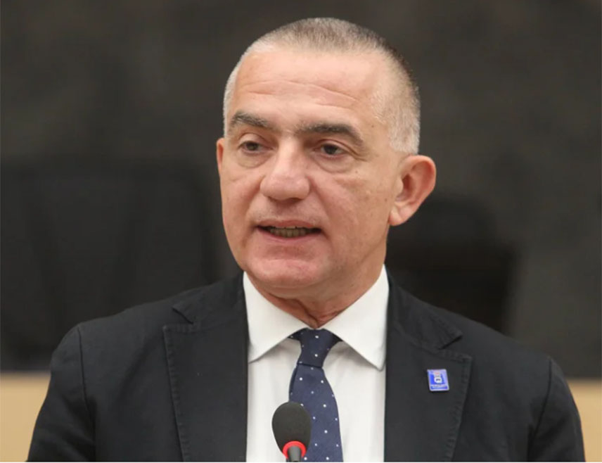 БЕОГРАД, 22. АВГУСТА /СРНА/ - Министар правде Србије Ненад Вујић изјавио је да ће Србија наставити са инсистирањем на поштовању основних људских права генерала Ратка Младића и на преиспитивању одлуке Међународног механизма за кривичне судове да поново одбије захтјев за његово условно пуштање на слободу из хуманитарних разлога.