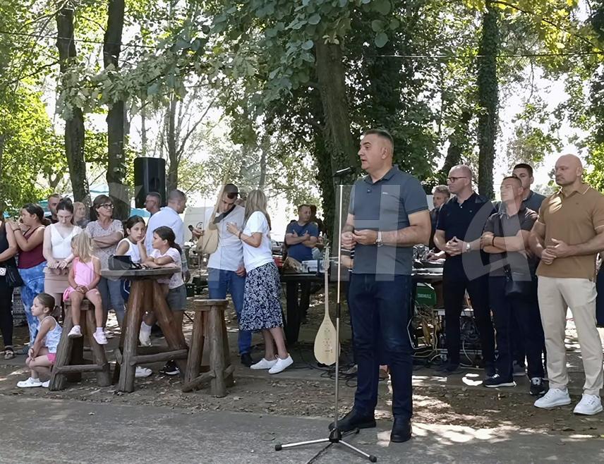 ​ДОЊИ ЖАБАР, 23. АВГУСTА /СРНА/ – Предсједник Владе Републике Српске Саво Минић најавио је данас наставак подршке инфраструктурним и привредним пројектима у Доњем Жабару, истичући да Српска равномјерно улаже у све локалне заједнице.