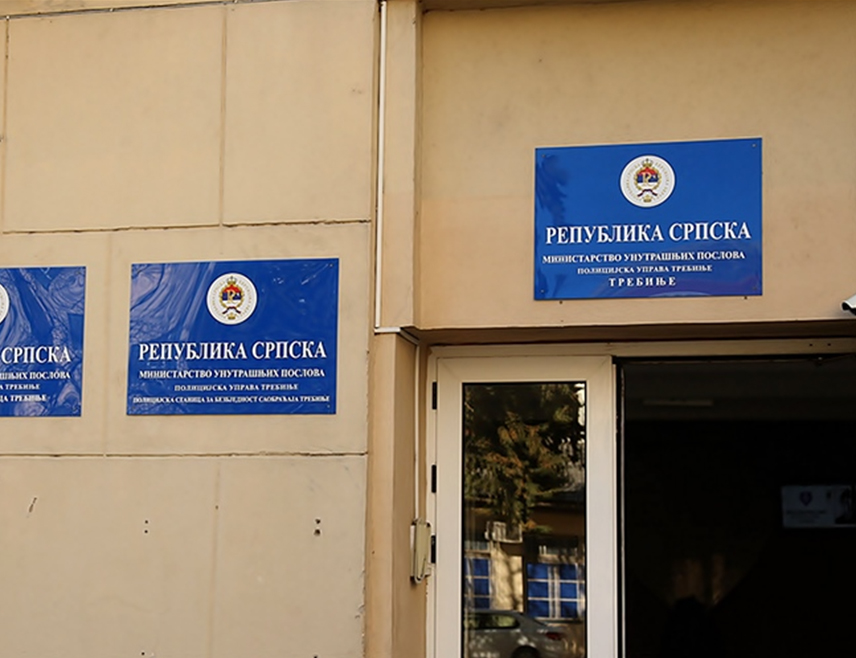 TРЕБИЊЕ, 23. АВГУСТА /СРНА/ - Полиција је ухапсила мушкарца из Билеће чији су иницијали Ж.В. осумњиченог за тешко убиство у покушају, након што је аутомобилом улетио међу публику на коњичким тркама у Бијељанима код Билеће и повриједио троје људи.