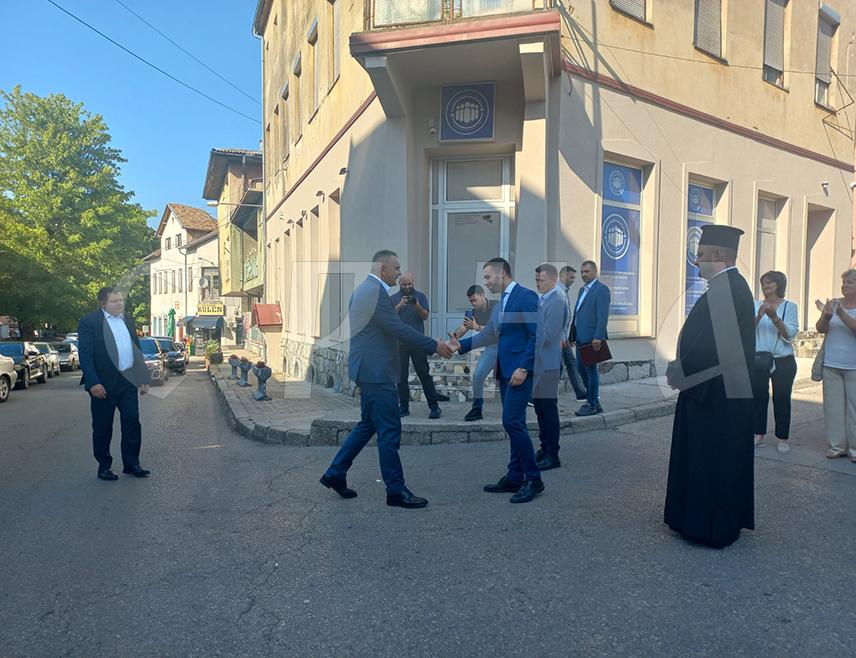 БОСАНСКИ ПЕТРОВАЦ, 24. АВГУСТА /СРНА/ - Предсједник Владе Републике Српске Саво Минић стигао је у Босански Петровац и посјетио нови пословни простор Центра за подршку повратницима, а планирано је да у наставку присустује Првом сабору повратника.