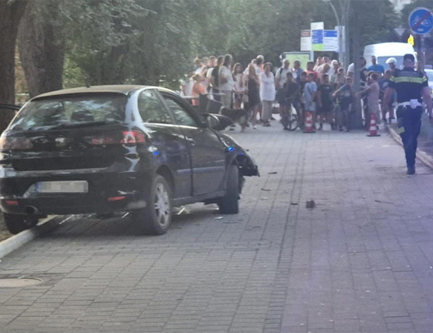 БЕОГРАД, 24. АВГУСТА /СРНА/ - Возило је данас у Краљеву ударило мајку која је гурала бебу у колицима и њено старије дијете.