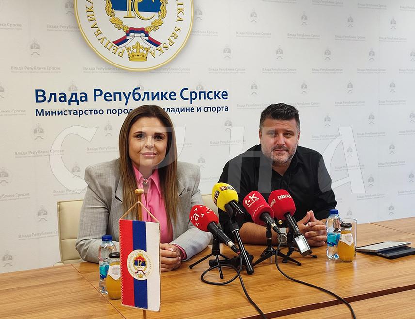 БАЊАЛУКА, 25. АВГУСТА /СРНА/ - Министарство породице, омладине и спорта Републике Српске почиње реализацију пројекта "Сигурни спортски кораци у школи" који има за циљ унапређење спорта у школама, те је Влада Републике Српске за 187 основних школа у Српској обезбиједила спортску опрему за шта је издвојено око 200.000 КМ, речено је у Бањалуци на конференцији за новинаре представника овог министарства.