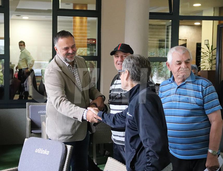ДЕРВЕНТА, 25. АВГУСТА /СРНА/ - Градоначелник Дервенте Игор Жунић посјетио је данас у Здравствено-туристичком центру "Бања Врућица" у Теслићу 16 корисника десетодневног програма бањског лијечења који је обезбиједио град на чијем је челу.