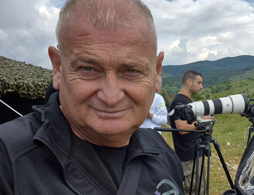 БЕОГРАД, 26. АВГУСТА /СРНА/ - Филм "Линија", који причом о подвигу вољеног српског хирурга Миодрага Лазића и запослених у ратној болници "Жича" доноси и причу о библијском егзодусу око 150.000 Срба из Сарајева, налази се у фази постпродукције и планирано је да публици буде представљен поводом обиљежавања Дана Републике Српске - 9. јануара наредне године, рекао је Срни продуцент Горан Иконић.