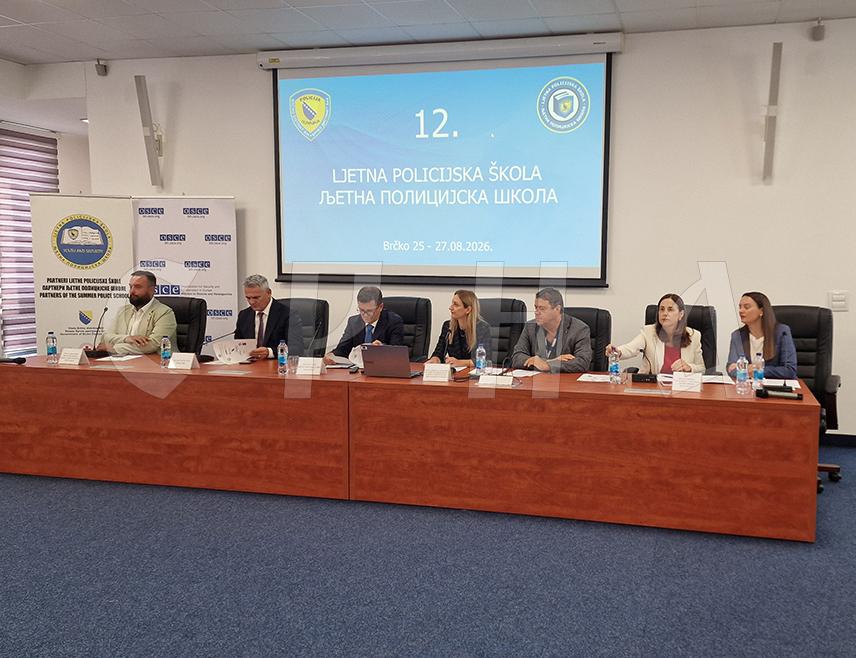 БРЧКО, 25. АВГУСTА /СРНА/ - У Брчком је отворена 12. Љетна полицијска школа под називом "Млади у дигиталном окружењу", која је окупила 84 полазника с циљем јачања повјерења између младих и полиције, те њихове активне улоге у превенцији безбједносних ризика.