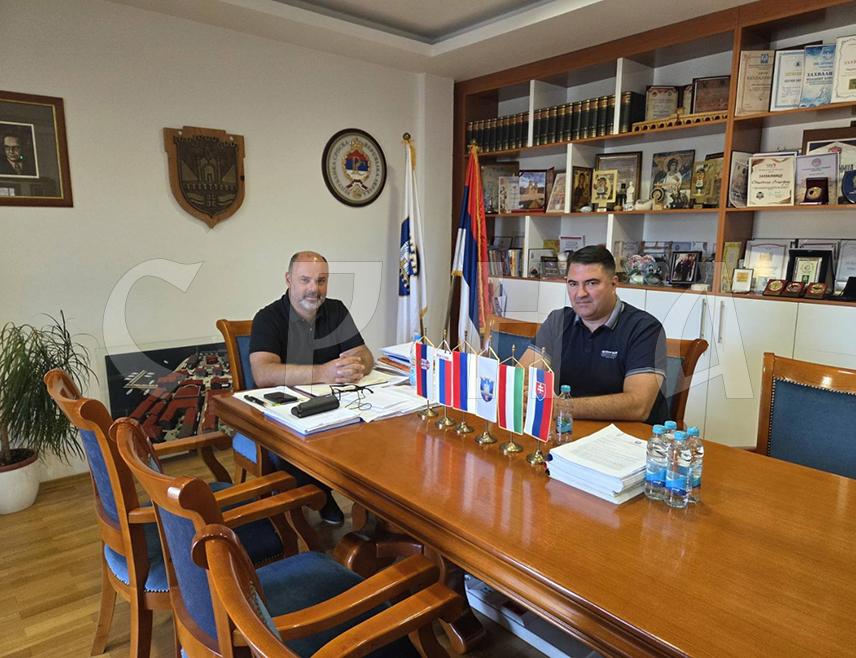ВИШЕГРАД, 25. АВГУСTА /СРНА/ – Посланик у Представничком дому Парламентарне скупштине БиХ Мирослав Вујичић истакао је приликом данашње посјете Вишеграду да овај град има велики потенцијал и да треба подржати пројекте који ће допринијети развоју ове општине.