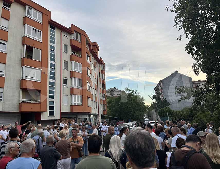 БАЊАЛУКА, 25. АВГУСТА /СРНА/ - Више од 100 мјештана бањалучког насеља Росуље окупило се вечерас да би изразили противљење измјени дијела регулационог плана који се односи на Улицу Пете козарске бригаде јер би, истичу, планирано проширење саобраћајнице и изградња више стамбених објеката угрозили постојеће куће, дворишта и инфраструктуру.