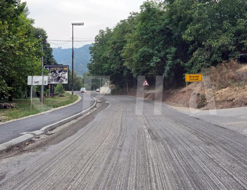 ЗВОРНИК, 26. АВГУСТА /СРНА/ - Рехабилитација дијела магистралног пута од Каракаја до Дивча одвија се према плану и тренутно се врши нивелисање и стругања асфалтног коловоза на дионици од Технолошког факултета до бензинске пумпе "Нешковић", рекао је данас Срни директор предузећа "Зворник путеви" Јеленко Васић.