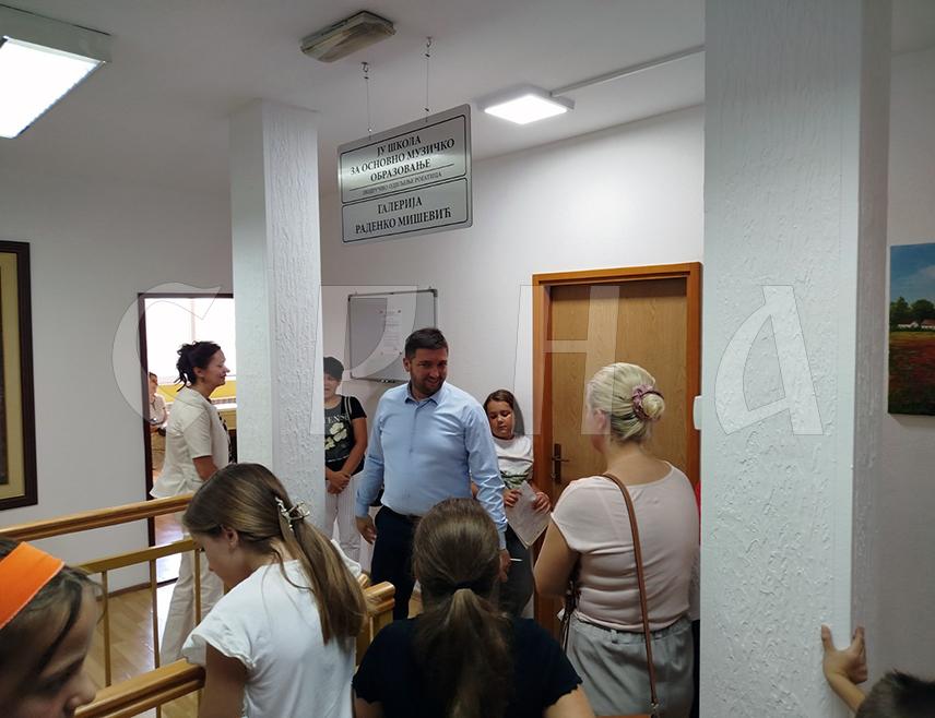 РОГАТИЦА, 26. АВГУСТА /СРНА/ - У Рогатици су данас одржани пријемни испит и упис ученика у Подручно одјељење Школе за основно музичко образовање из Источног Новог Сарајева, које од ове школске године почиње са радом у овој општини.