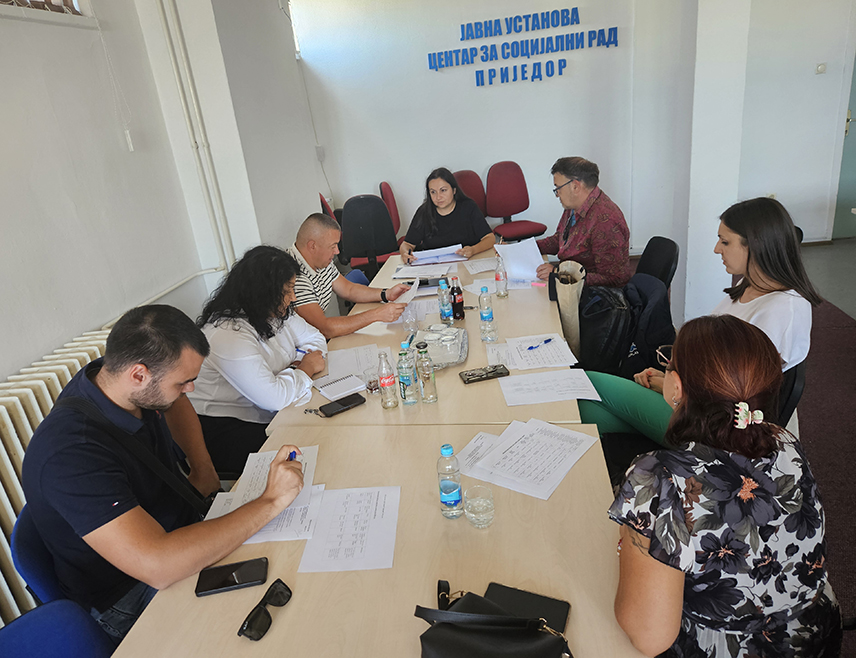 ПРИЈЕДОР, 26. АВГУСТА /СРНА/ - Полицијска управа Приједор поднијела је извјештај против зета и шурјака који су се потукли и међусобно нанијели повреде, а потом су један другог пријавили полицији за насиље.