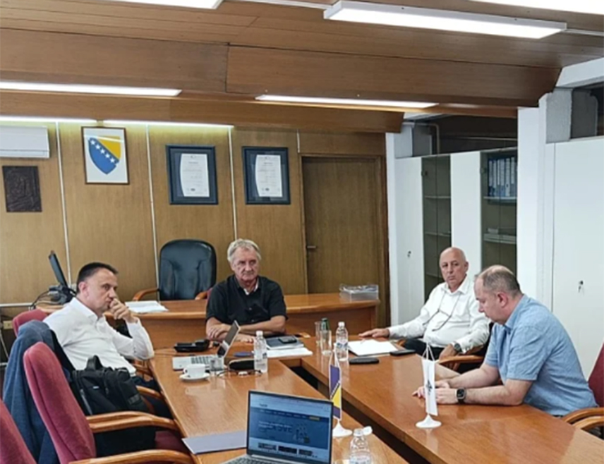 SARAJEVO, AUGUST 26 /SRNA/ - Federal Minister of Mining and Industry Vedran Lakić has called on the management of the Tuzla Thermal Power Plant to resign over increased emissions of particulate matter, stressing that no position is more important than people’s health and the safety of the energy system.