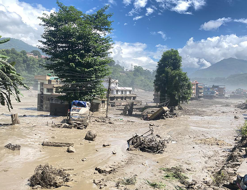 КАТМАНДУ, 27. АВГУСТА /СРНА/ - Готово 1.500 људи, укључујући најмање 800 странаца, нестало је у Непалу и Тибету након што су се блато и стијене срушили у ријеку и изазвали катастрофалне поплаве у градовима и долинама, саопштили су надлежни органи.
