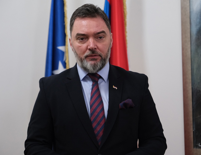 ИСТОЧНО САРАЈЕВО, 27. АВГУСТА /СРНА/ - Ратко Младић био је, јесте и остаће много више од војника и генерала - патриота, ауторитет и човјек чије је присуство у најтежим временима нашем народу давало снагу и охрабрење, истакао је замјеник предсједавајуће Савјета министара Сташа Кошарац.