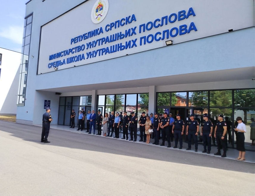 БАЊАЛУКА, 27. АВГУСТА /СРНА/ - Обука за полазнике прве класе приправника Судске полиције Републике Српске, која је трајала мјесец и по, окончана је данас завршном вјежбом, а полазници су показали знање и вјештине које су стекли из области примјене полицијских овлаштења.